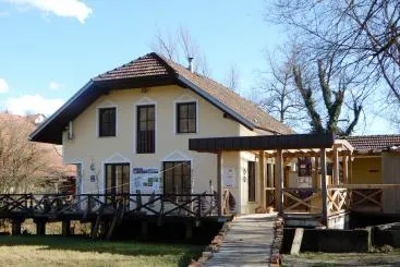 Info center v Jelševniku z razstavnimi vsebinami o črnem močerilu.