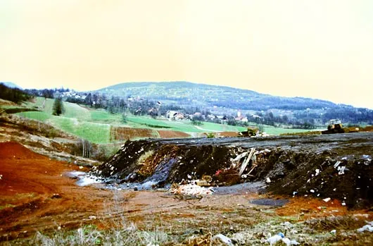 Primer starega odlagališča na kraških tleh.